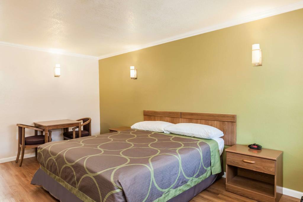 Super 8 By Wyndham Visalia Hotel Exterior foto